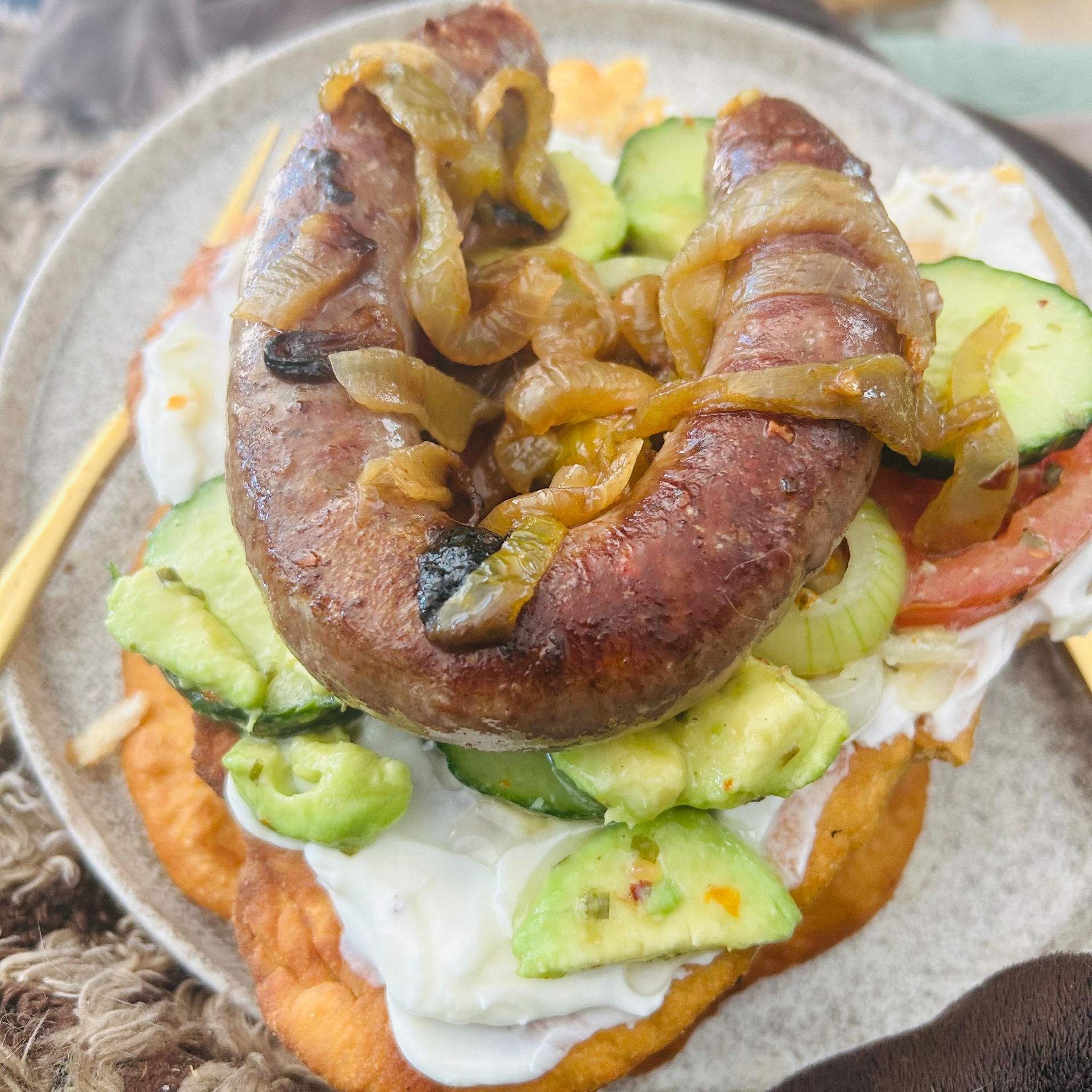 The finished lángos boerie-roll with sausage and onions